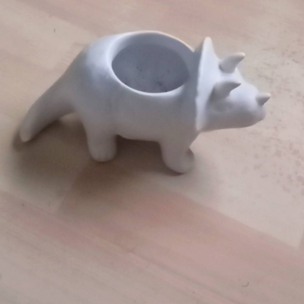 Selling dinosaur pots for 22$